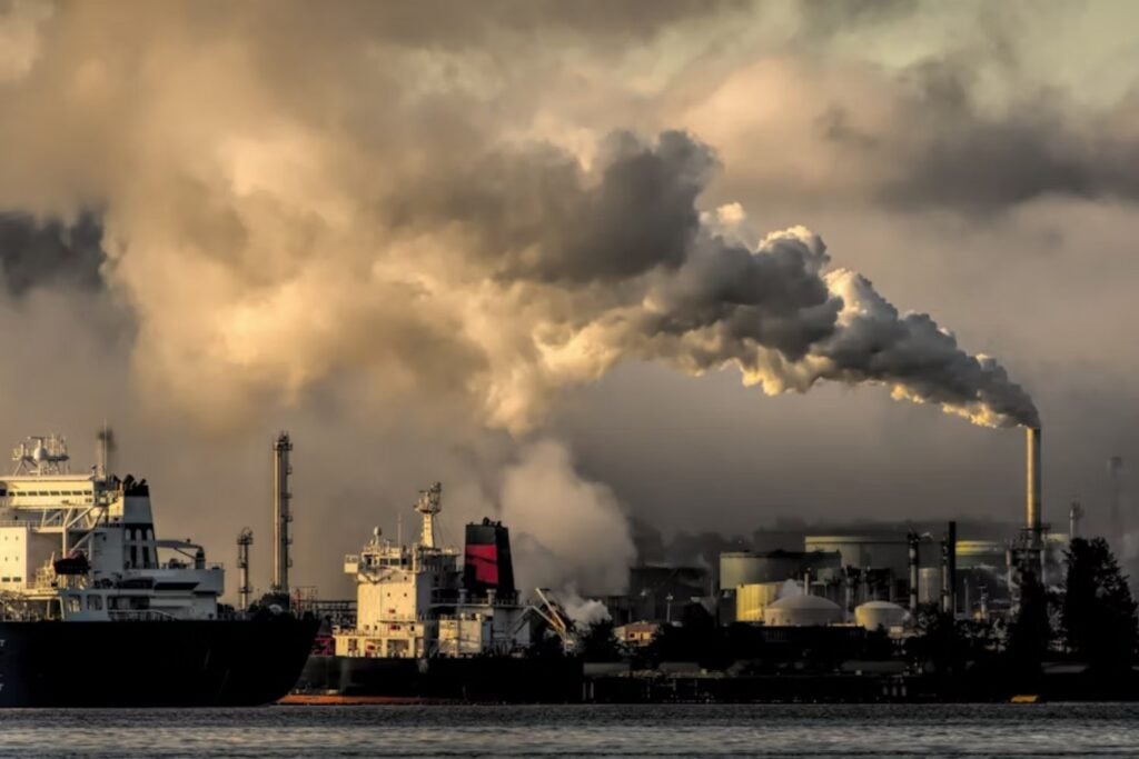 Rusia es una potencia petrolera, pero ahora está buscando gasolina fuera de sus fronteras. Los ataques ucranianos a sus refinerías convirtieron el combustible interno en un problema político