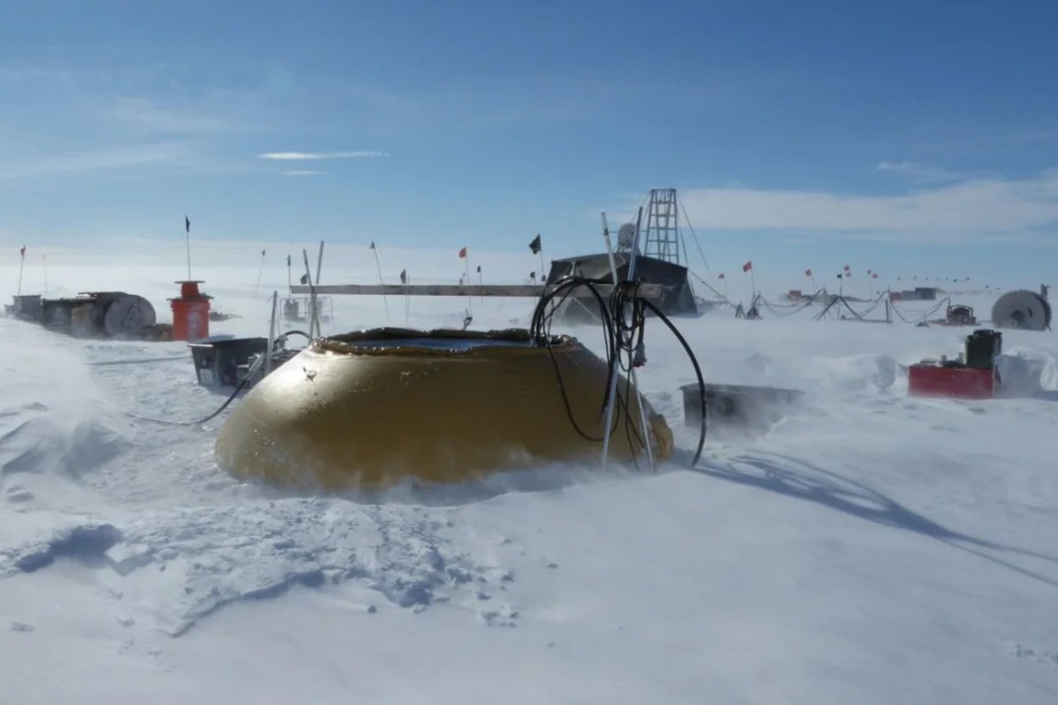 Un muro que nadie verá podría convertirse en la última defensa de la Antártida. El plan de 80.000 millones quiere desplegar una cortina de 80 kilómetros a 650 metros bajo el océano para frenar al glaciar Thwaites