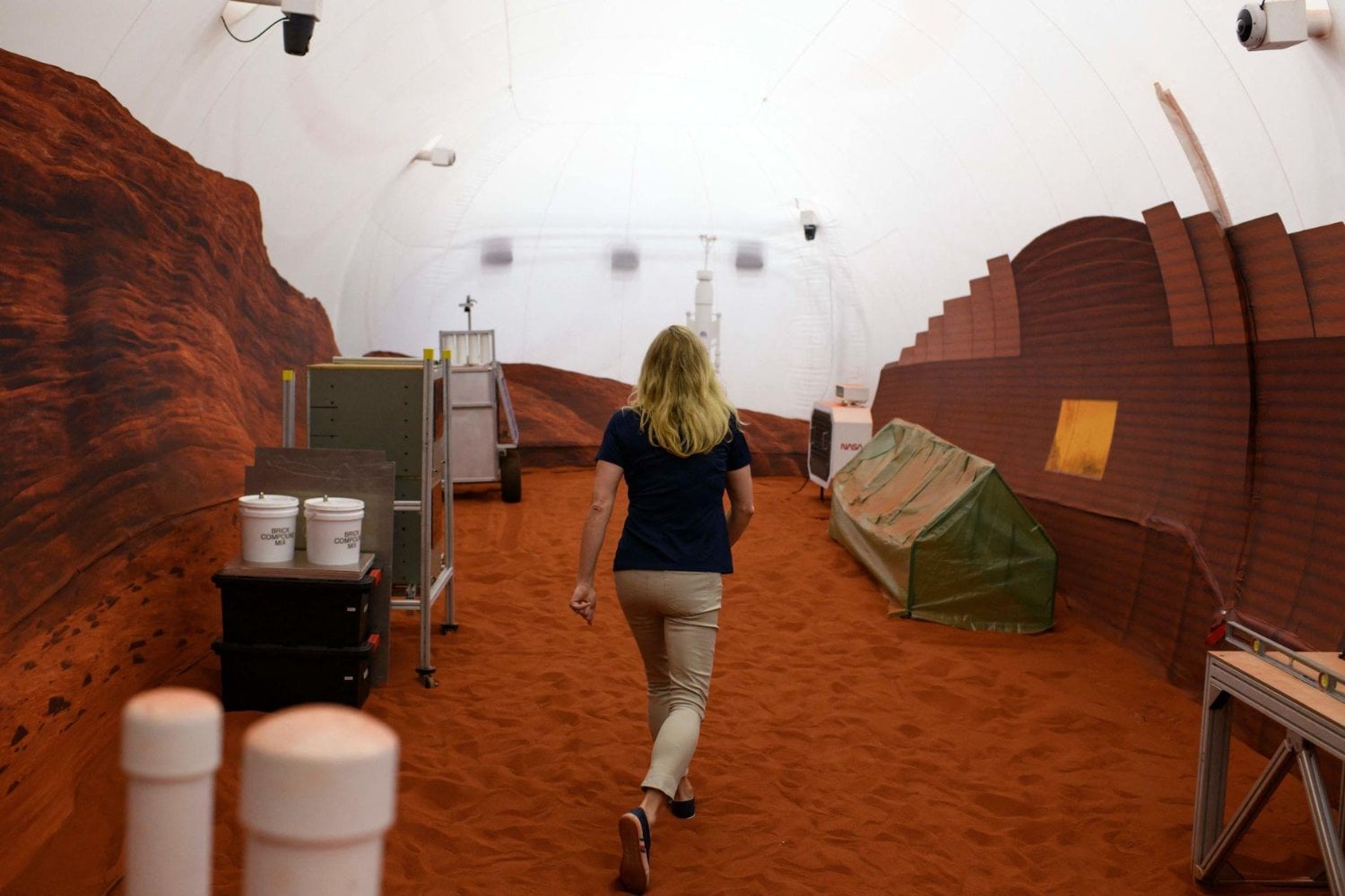 Cuatro personas pasarán un año encerradas como si hubieran abandonado la Tierra. La NASA quiere descubrir qué ocurre con el cuerpo y la mente durante una misión a la Luna y Marte