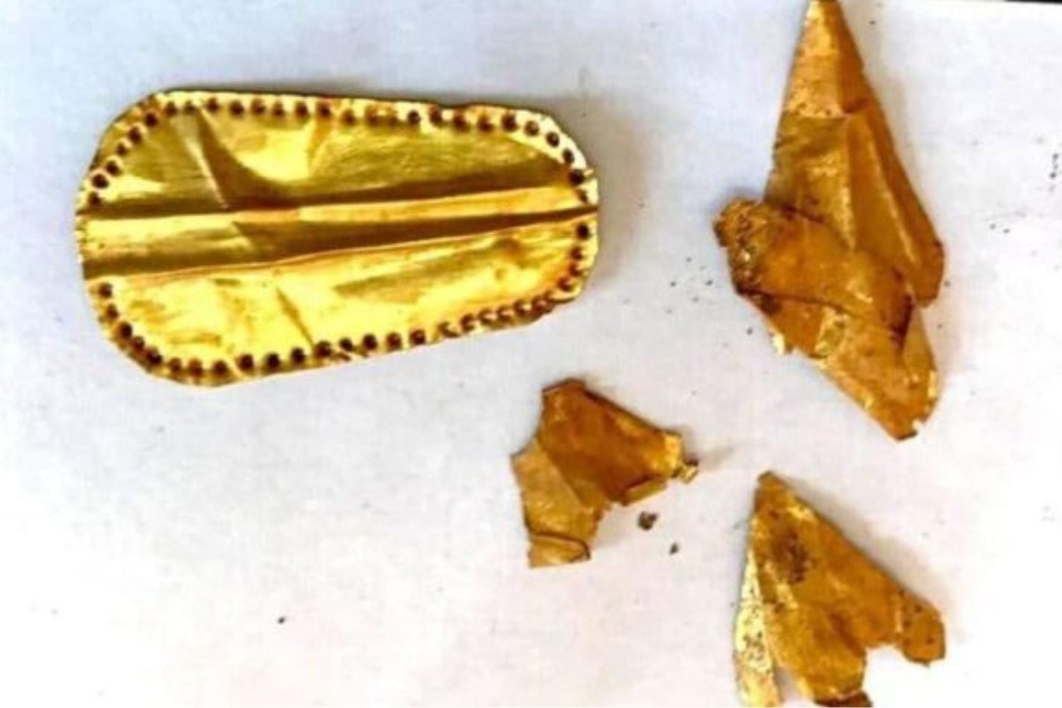 Arqueólogos abrieron 18 tumbas en una antigua ciudad de la costa egipcia y encontraron 24 lenguas de oro. No eran joyas: debían devolverles la voz a los muertos para hablar ante Osiris