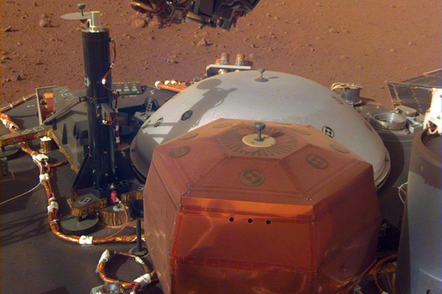 Marte parecía un planeta geológicamente simple, hasta que la NASA escuchó sus temblores. Los datos de InSight revelan un antiguo sistema magmático oculto bajo la corteza