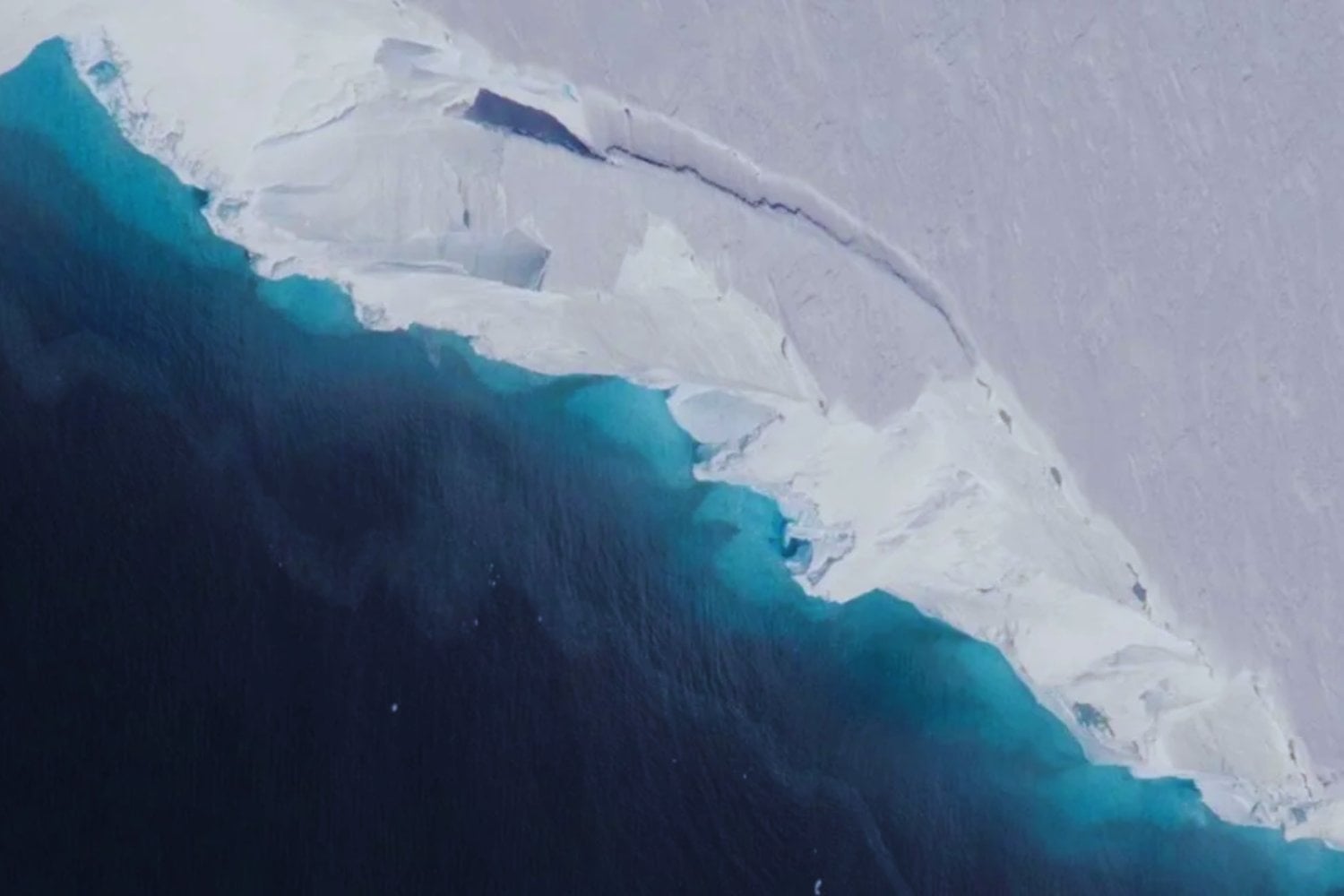 Un muro que nadie verá podría convertirse en la última defensa de la Antártida. El plan de 80.000 millones quiere desplegar una cortina de 80 kilómetros a 650 metros bajo el océano para frenar al glaciar Thwaites