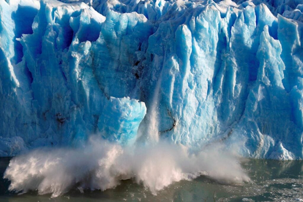 Un muro que nadie verá podría convertirse en la última defensa de la Antártida. El plan de 80.000 millones quiere desplegar una cortina de 80 kilómetros a 650 metros bajo el océano para frenar al glaciar Thwaites