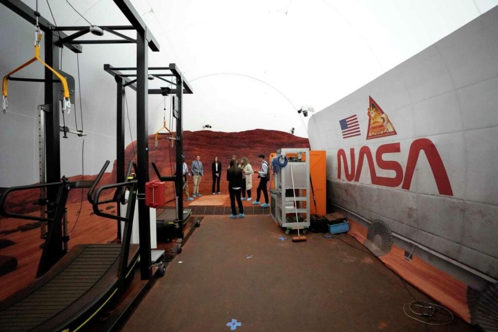 Cuatro personas pasarán un año encerradas como si hubieran abandonado la Tierra. La NASA quiere descubrir qué ocurre con el cuerpo y la mente durante una misión a la Luna y Marte