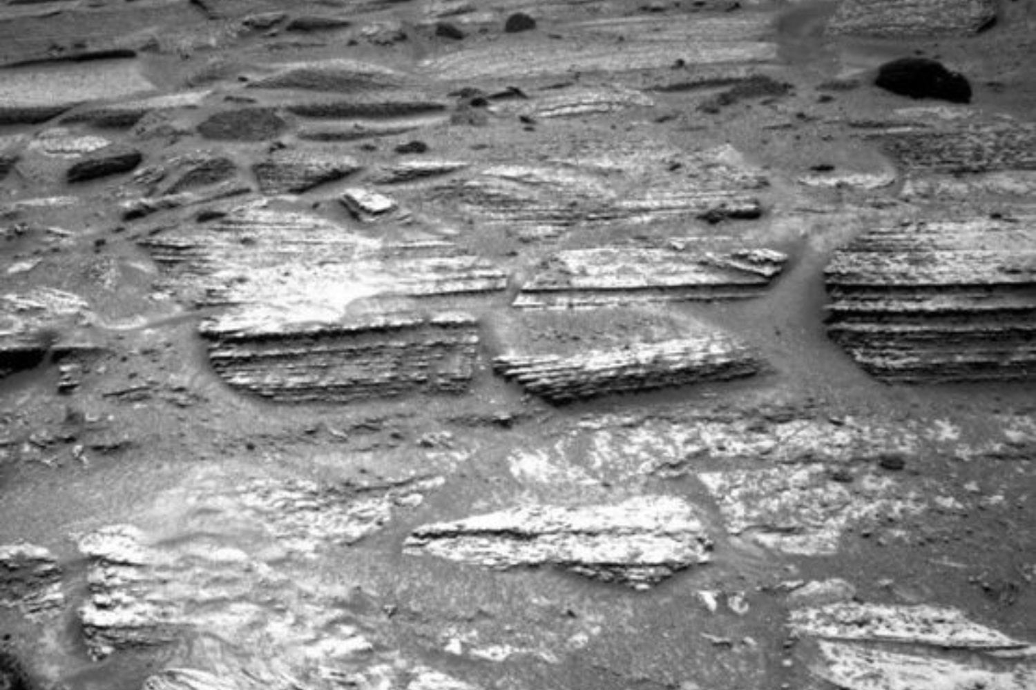 Curiosity cruzó una frontera geológica en Marte y encontró un paisaje cubierto de finas rayas paralelas. La NASA quiere saber qué historia esconden estas rocas de “raya diplomática”