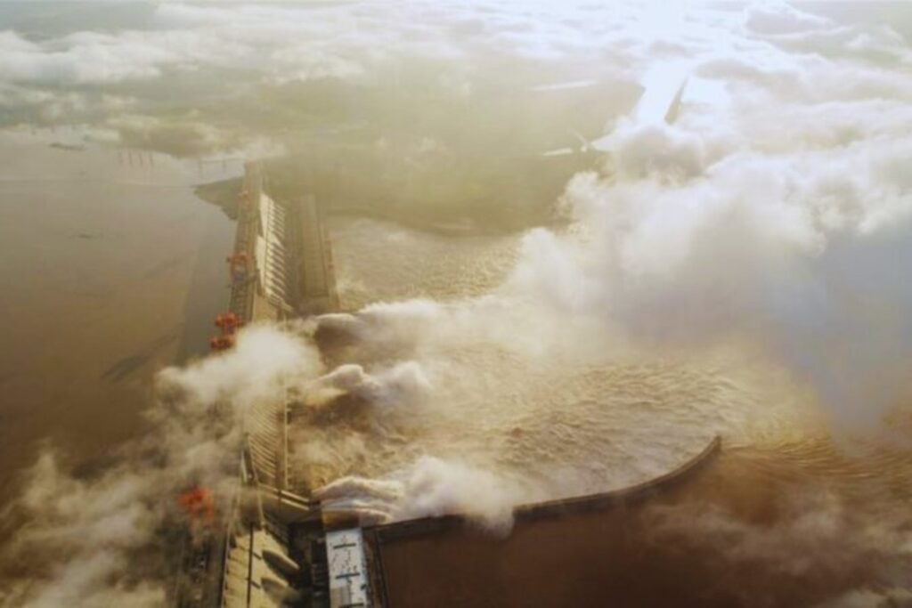 Hemos construido tantas presas que la Tierra ya no gira exactamente igual que hace dos siglos. Casi 7.000 embalses han almacenado suficiente agua para desplazar los polos geográficos más de un metro y alterar el nivel del mar