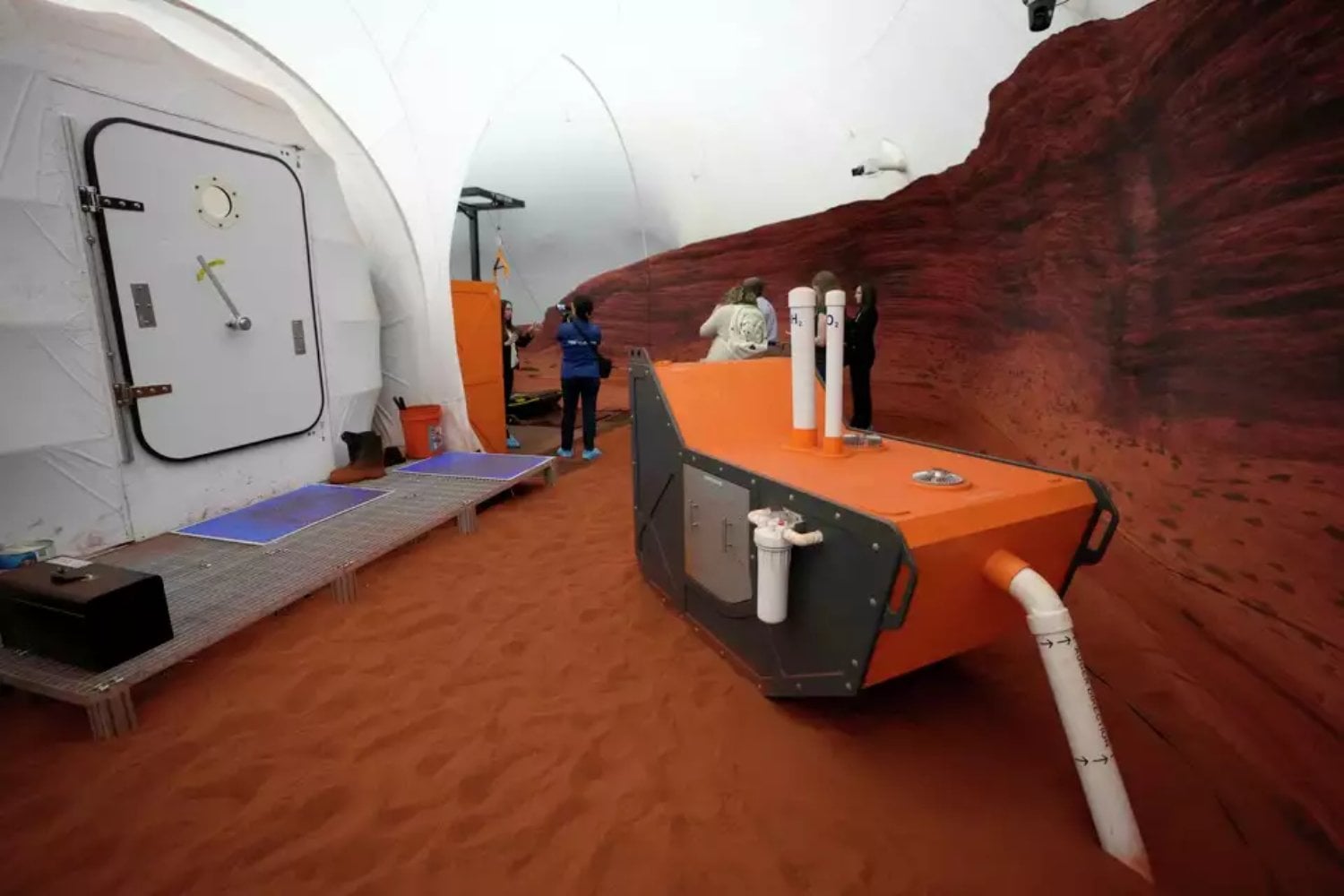 Cuatro personas pasarán un año encerradas como si hubieran abandonado la Tierra. La NASA quiere descubrir qué ocurre con el cuerpo y la mente durante una misión a la Luna y Marte