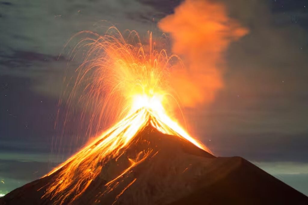 El volcán más austral de la Tierra expulsa oro microscópico sobre la Antártida. No es un tesoro explotable, sino una rareza química que viaja cientos de kilómetros