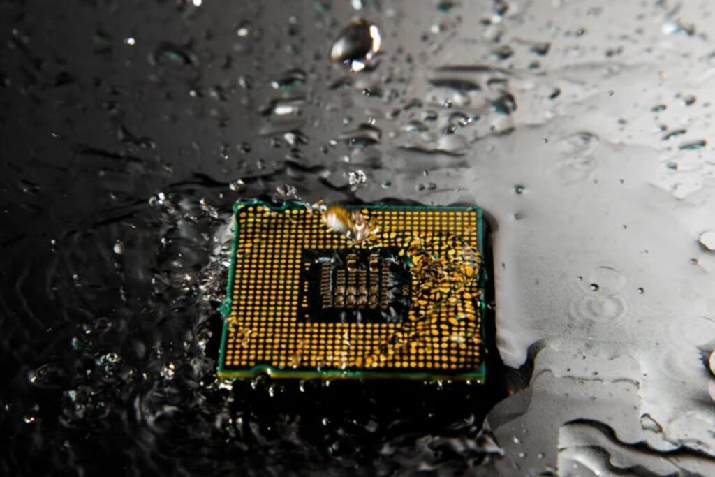 NVIDIA quiere acabar con la imagen del centro de datos como una nevera gigante. Sus nuevas fábricas de IA funcionan con líquido a 45 ºC