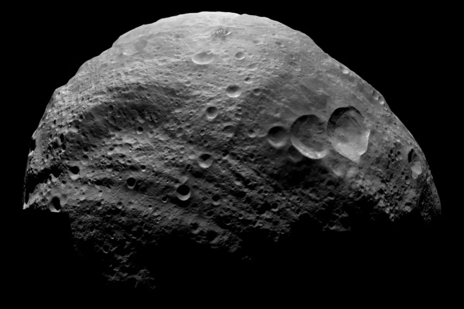 Vesta no es un planeta, pero esconde un núcleo, un manto y una corteza como los grandes mundos rocosos. Una colisión casi lo destruyó y dejó un cráter de 500 kilómetros coronado por una montaña que duplica la altura del Everest