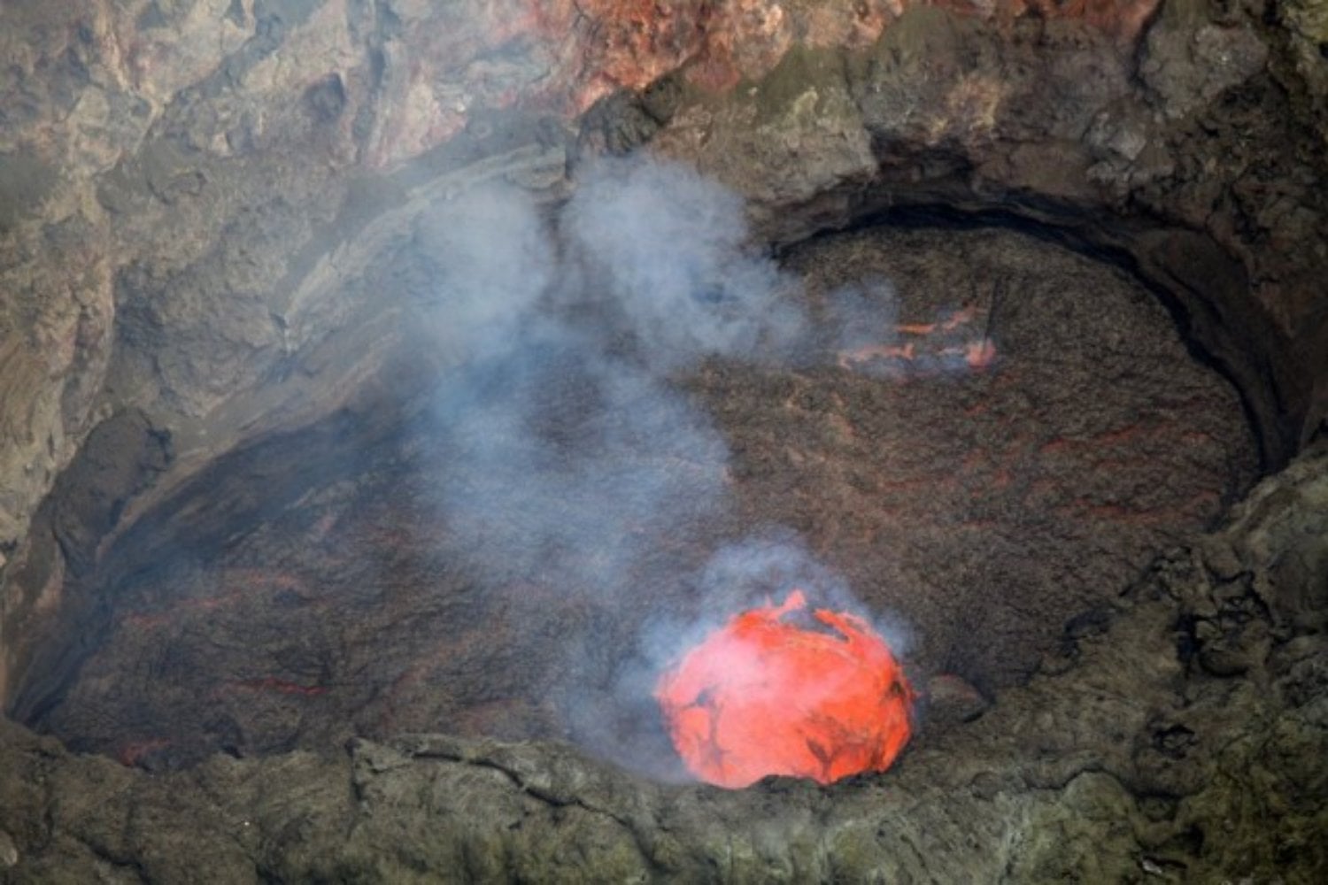 El volcán más austral de la Tierra expulsa oro microscópico sobre la Antártida. No es un tesoro explotable, sino una rareza química que viaja cientos de kilómetros