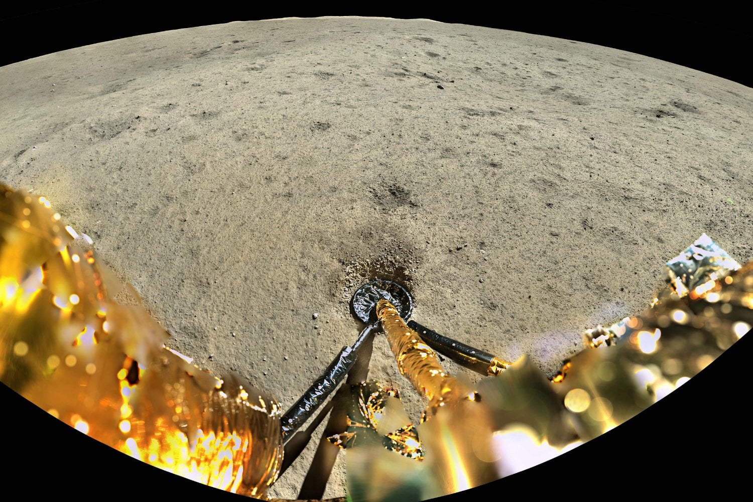 La Tierra lleva miles de millones de años modificando una cara de la Luna sin que pudiéramos verlo. Las primeras muestras del hemisferio oculto revelan que nuestro escudo magnético frenó el viento solar y dejó dos suelos diferentes