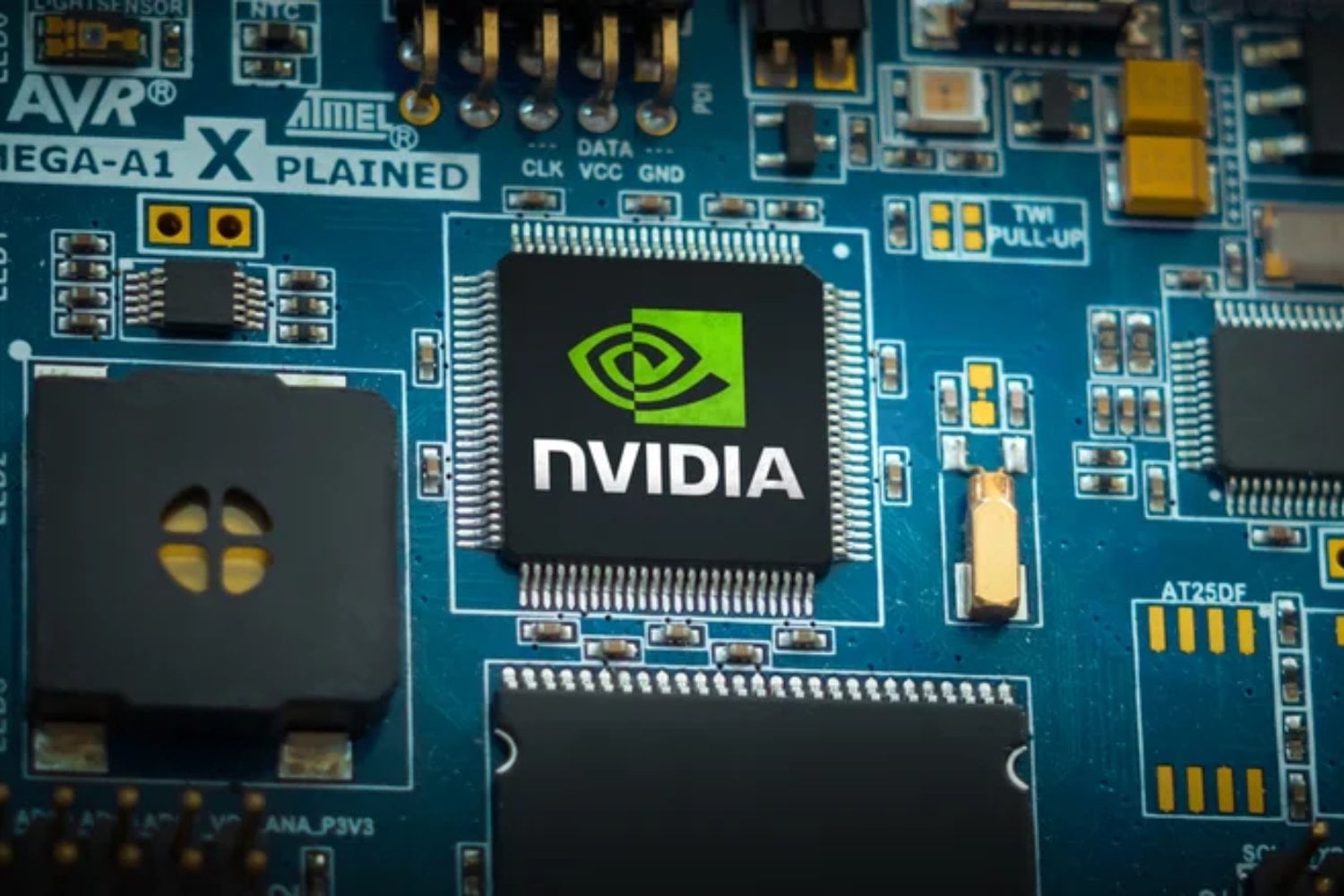 NVIDIA quiere acabar con la imagen del centro de datos como una nevera gigante. Sus nuevas fábricas de IA funcionan con líquido a 45 ºC