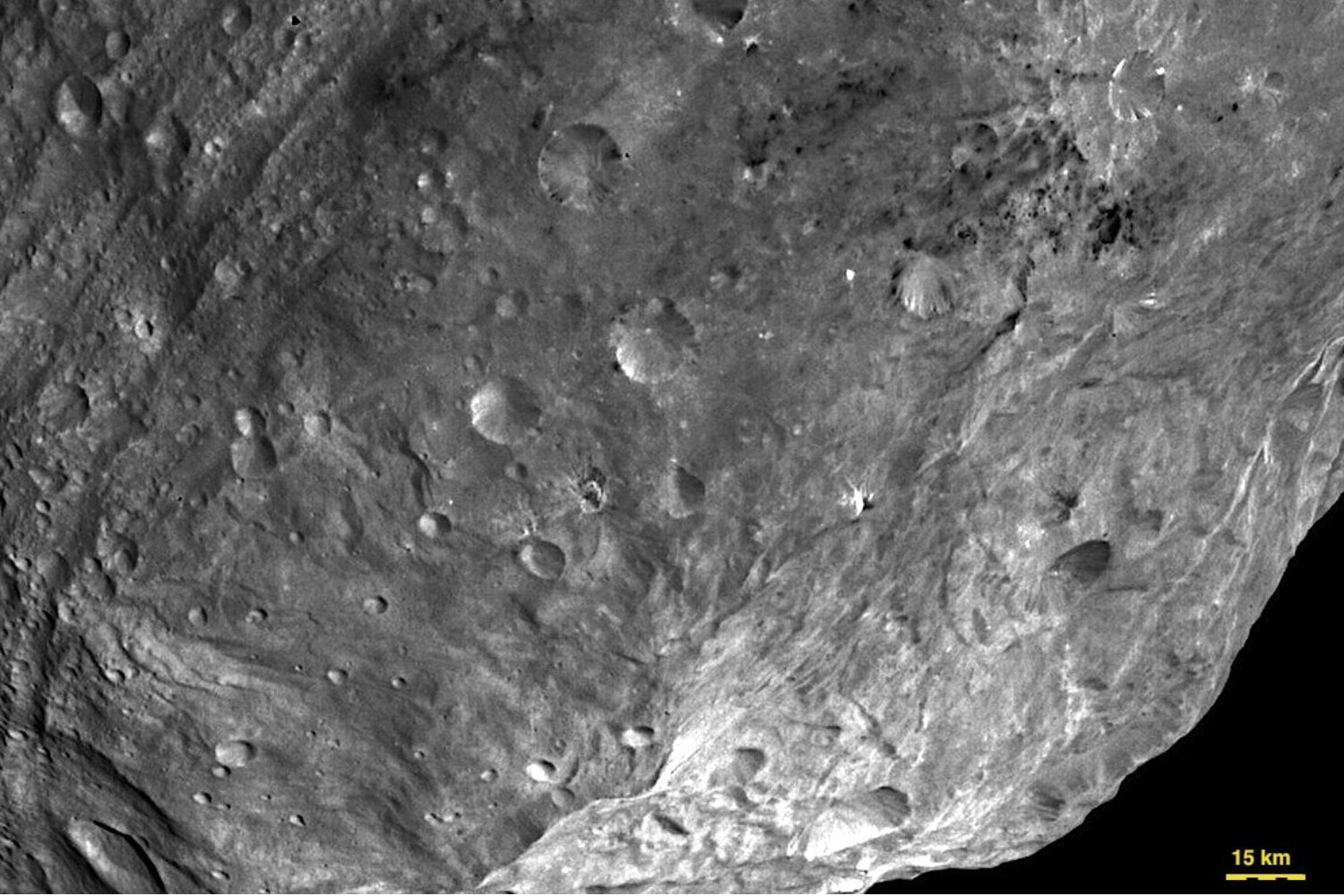 Vesta no es un planeta, pero esconde un núcleo, un manto y una corteza como los grandes mundos rocosos. Una colisión casi lo destruyó y dejó un cráter de 500 kilómetros coronado por una montaña que duplica la altura del Everest