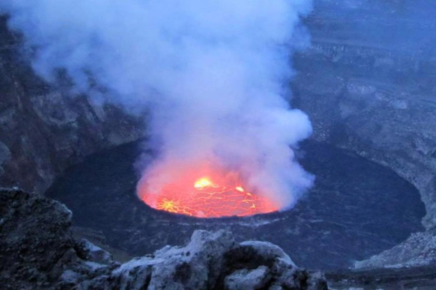 El volcán más austral de la Tierra expulsa oro microscópico sobre la Antártida. No es un tesoro explotable, sino una rareza química que viaja cientos de kilómetros
