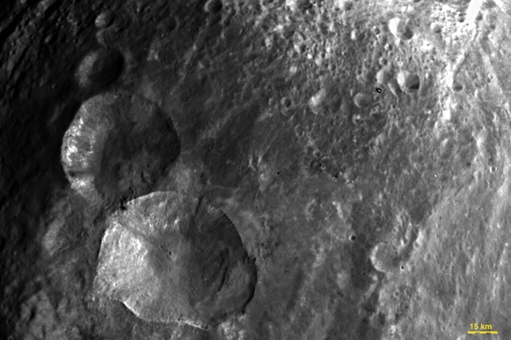 Vesta no es un planeta, pero esconde un núcleo, un manto y una corteza como los grandes mundos rocosos. Una colisión casi lo destruyó y dejó un cráter de 500 kilómetros coronado por una montaña que duplica la altura del Everest
