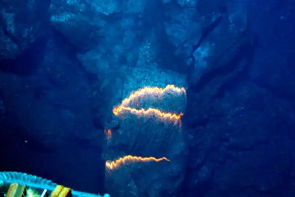 Una enorme mancha verde apareció en medio del océano y comenzó a expulsar piedra pómez. Los satélites revelaron una erupción submarina que incluso podría levantar una nueva isla