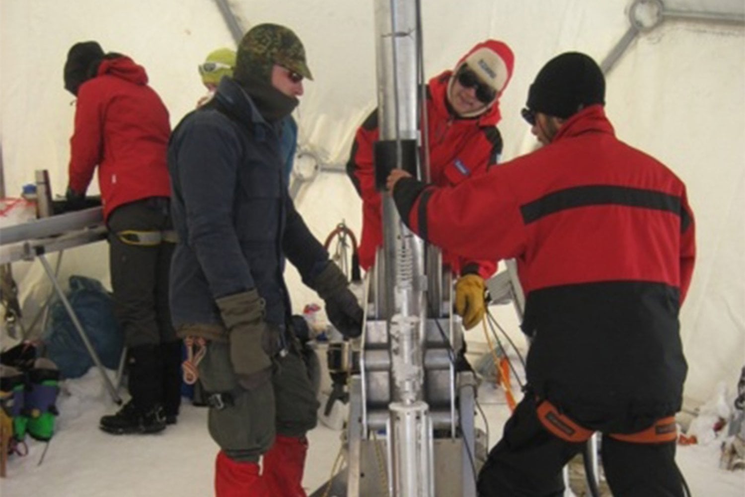 Europa guardó durante 2.000 años una copia de seguridad bajo el hielo. Al perforarla, los científicos encontraron la peste, la minería medieval y volcanes situados a miles de kilómetros