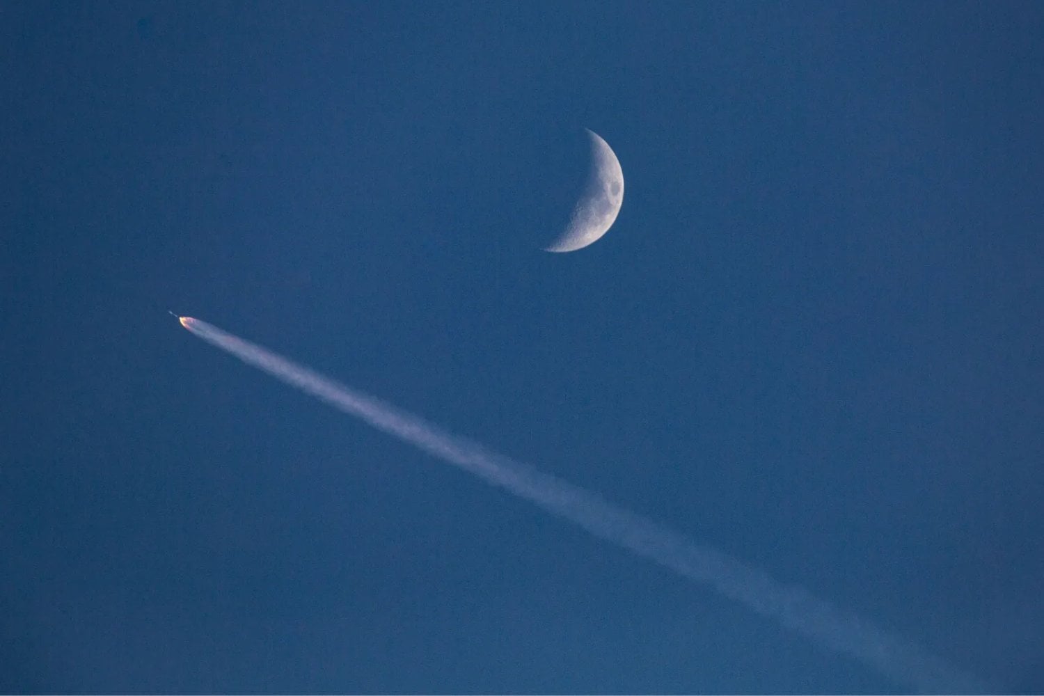 Una etapa de cuatro toneladas de un Falcon 9 caerá sin control sobre la Luna el próximo 5 de agosto. El impacto abrirá un cráter de 27 metros y expulsará más de un millón de kilos de polvo lunar
