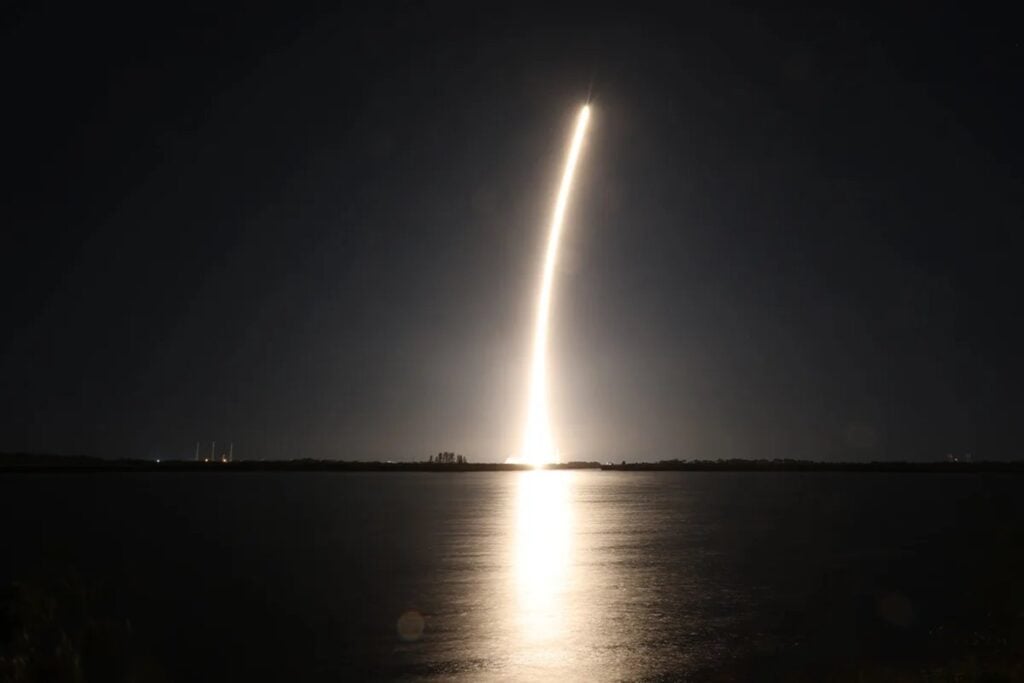 Una etapa de cuatro toneladas de un Falcon 9 caerá sin control sobre la Luna el próximo 5 de agosto. El impacto abrirá un cráter de 27 metros y expulsará más de un millón de kilos de polvo lunar