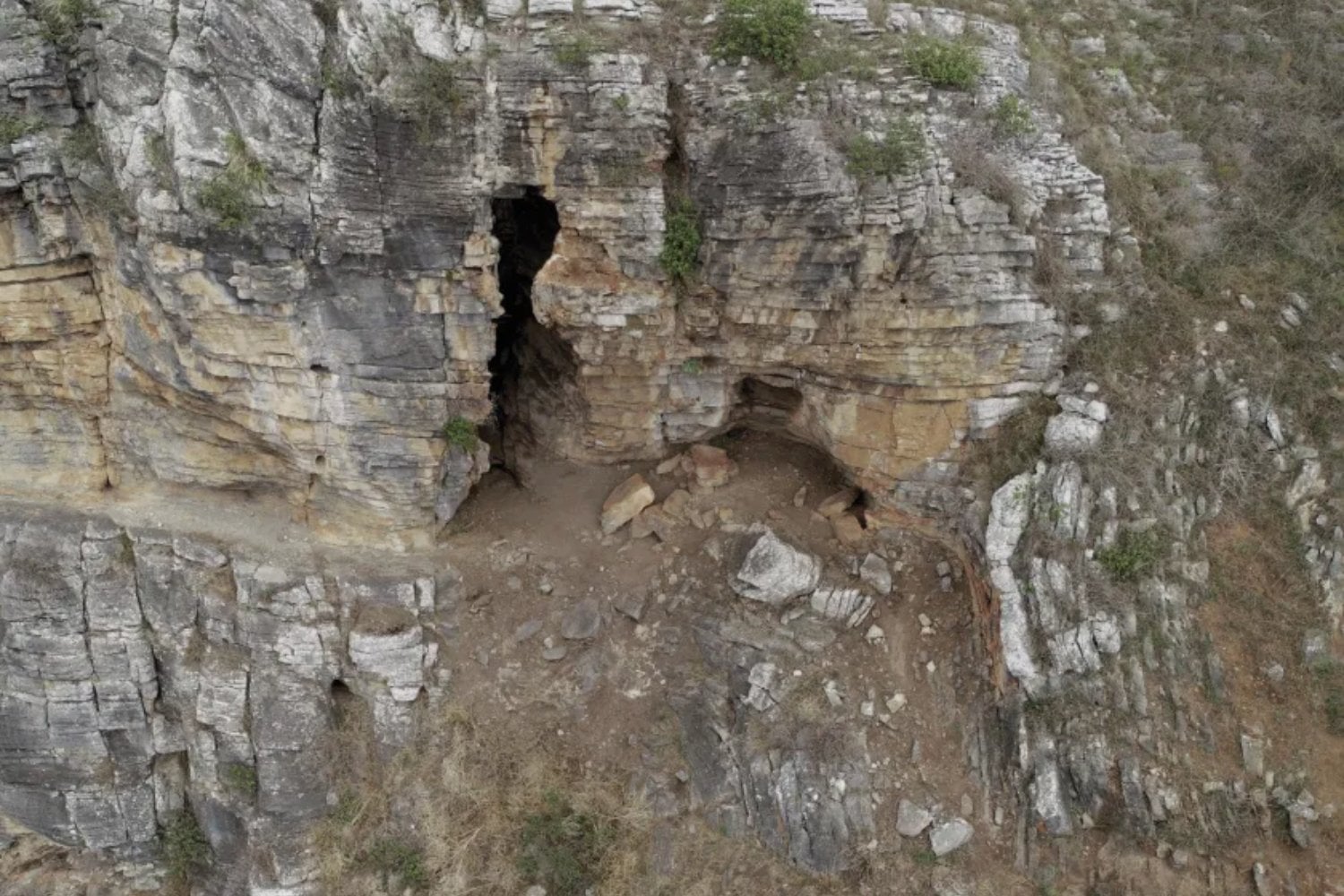 Durante 25.000 años, alguien llevó plantas enteras al interior de una cueva australiana y las quemó una y otra vez. Los restos microscópicos de ceniza acaban de revelar que aquel lugar no era un refugio cualquiera