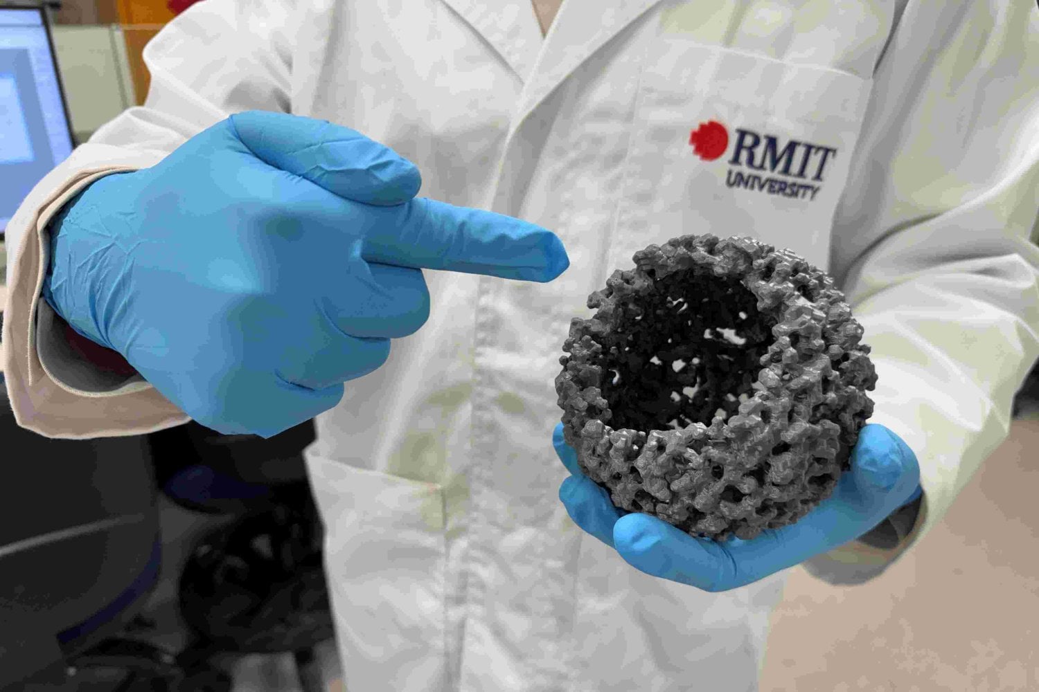 El futuro del hidrógeno verde quizá estaba escondido en un material usado en pinturas y protectores solares. Investigadores australianos lo modificaron y multiplicaron por más de 80 su producción en laboratorio