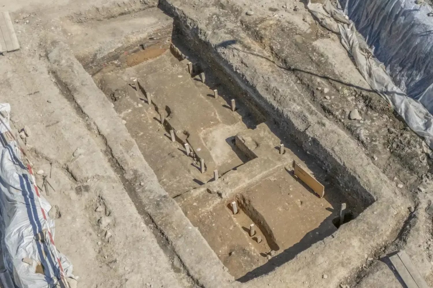 Arqueólogos llevaban 90 años intentando seguir la muralla del primer campamento romano de Vindonissa. Una obra en Suiza acaba de revelar su trazado, los barracones y hasta posibles bisturíes legionarios