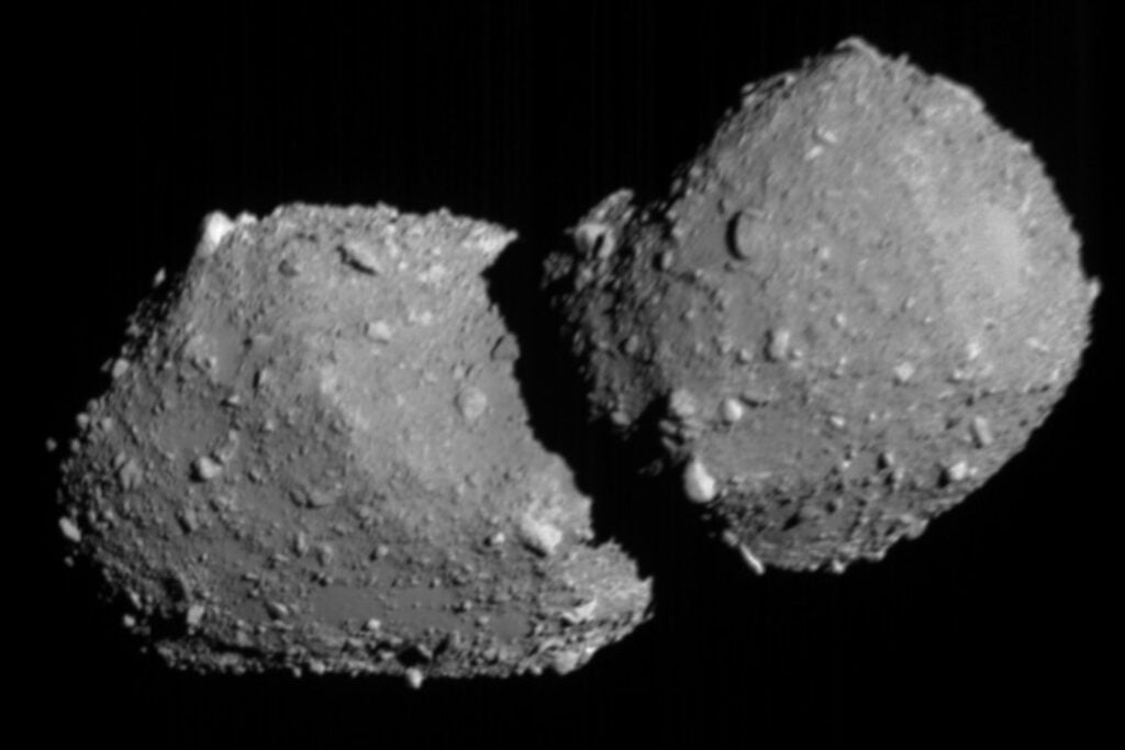 Japón acaba de ensayar una maniobra que parece absurda: pasar a toda velocidad junto a un asteroide sin tocarlo. La clave era aprender a apuntar con precisión extrema para defender la Tierra de una amenaza futura