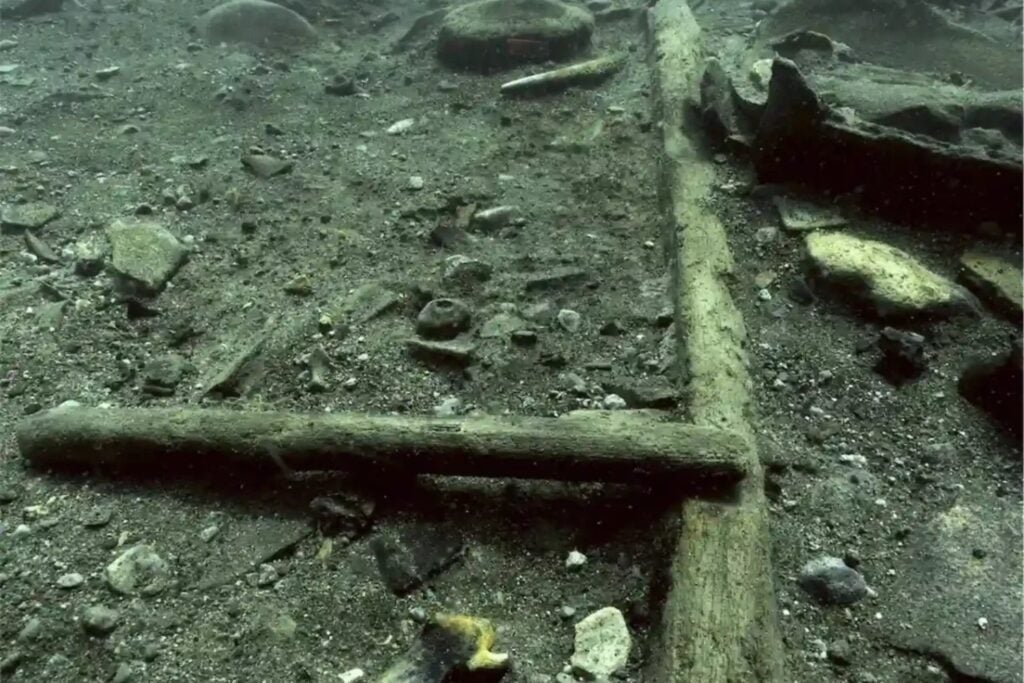 Un incendio destruyó una casa hace 3.000 años y el lago terminó sellando sus restos bajo el agua. Entre las cenizas apareció el primer tejido hallado en seis décadas en el poblado sumergido de Bolsena