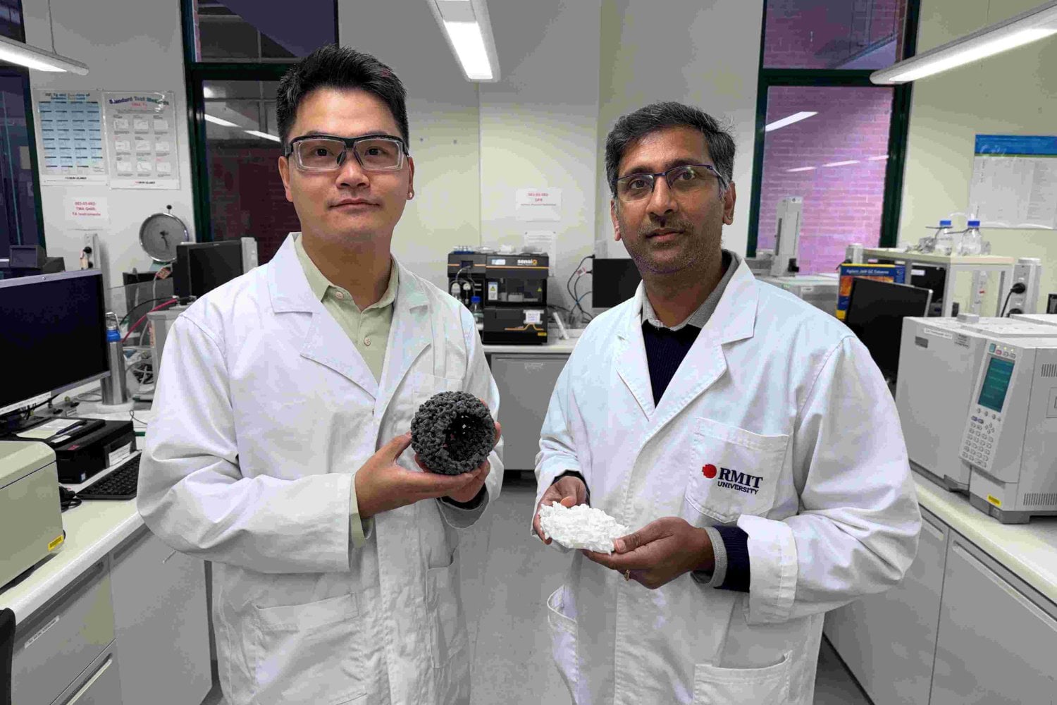 El futuro del hidrógeno verde quizá estaba escondido en un material usado en pinturas y protectores solares. Investigadores australianos lo modificaron y multiplicaron por más de 80 su producción en laboratorio