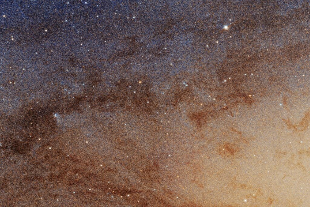 Andrómeda todavía tiene combustible, pero lleva 500 millones de años apagando sus fábricas de estrellas. Hubble descubre una caída del 80% y una pequeña galaxia aparece como principal sospechosa
