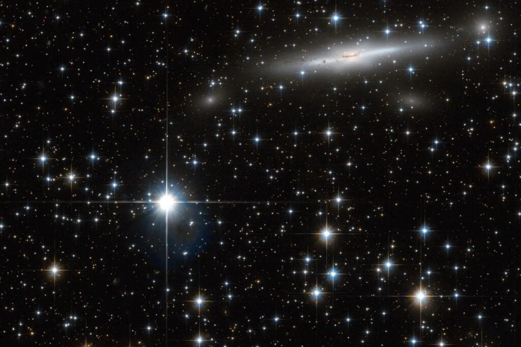 Nuestra galaxia se mueve como si algo enorme tirara de ella desde la oscuridad. El Gran Atractor no es un objeto, sino una región donde la gravedad organiza miles de galaxias