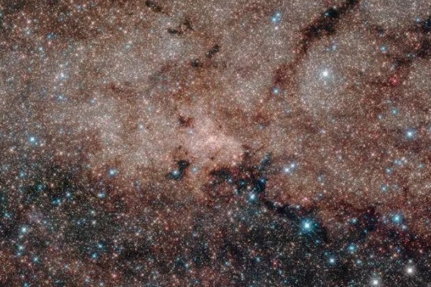 La Vía Láctea no siempre estuvo orientada como la vemos hoy. Una antigua colisión pudo girar su disco más de 90 grados y dejar la prueba escondida en las estrellas que rodean la galaxia
