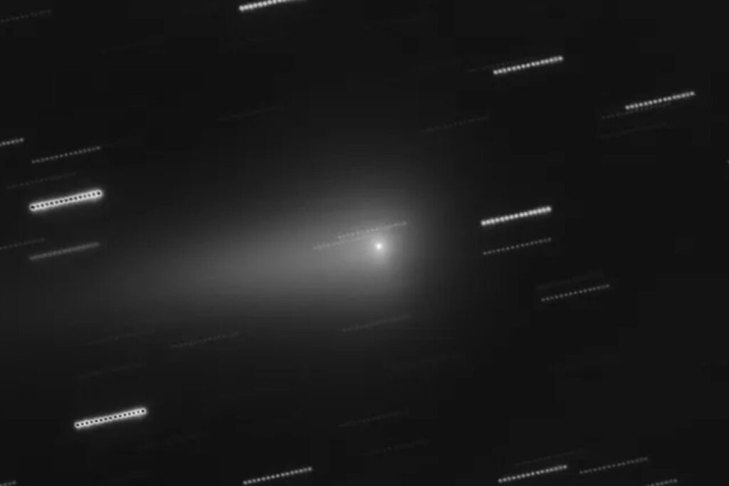 El visitante interestelar más brillante jamás visto no era solo una roca perdida entre estrellas. 3I/ATLAS podría ser un fósil químico de un sistema planetario nacido miles de millones de años antes que el nuestro