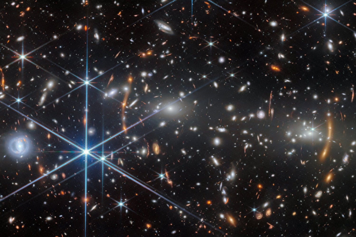 El James Webb ha fotografiado una colisión entre dos gigantescos cúmulos de galaxias tal como ocurrió hace 4.400 millones de años. Los extraños arcos de luz de la imagen esconden objetos nacidos cuando el universo todavía era un recién llegado