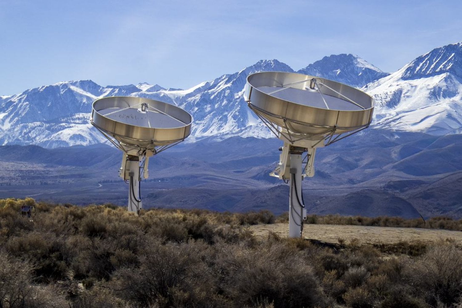 No será una antena gigante, sino un enjambre de 1.650 platos mirando al cielo. Caltech quiere construir el radiotelescopio que convierta el universo invisible en imágenes en tiempo real