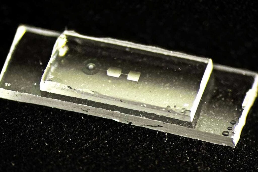 El futuro de la computación cuántica podría caber en un chip de solo 7,5 milímetros. En lugar de recurrir a memorias electromagnéticas, almacena sus datos mediante vibraciones microscópicas