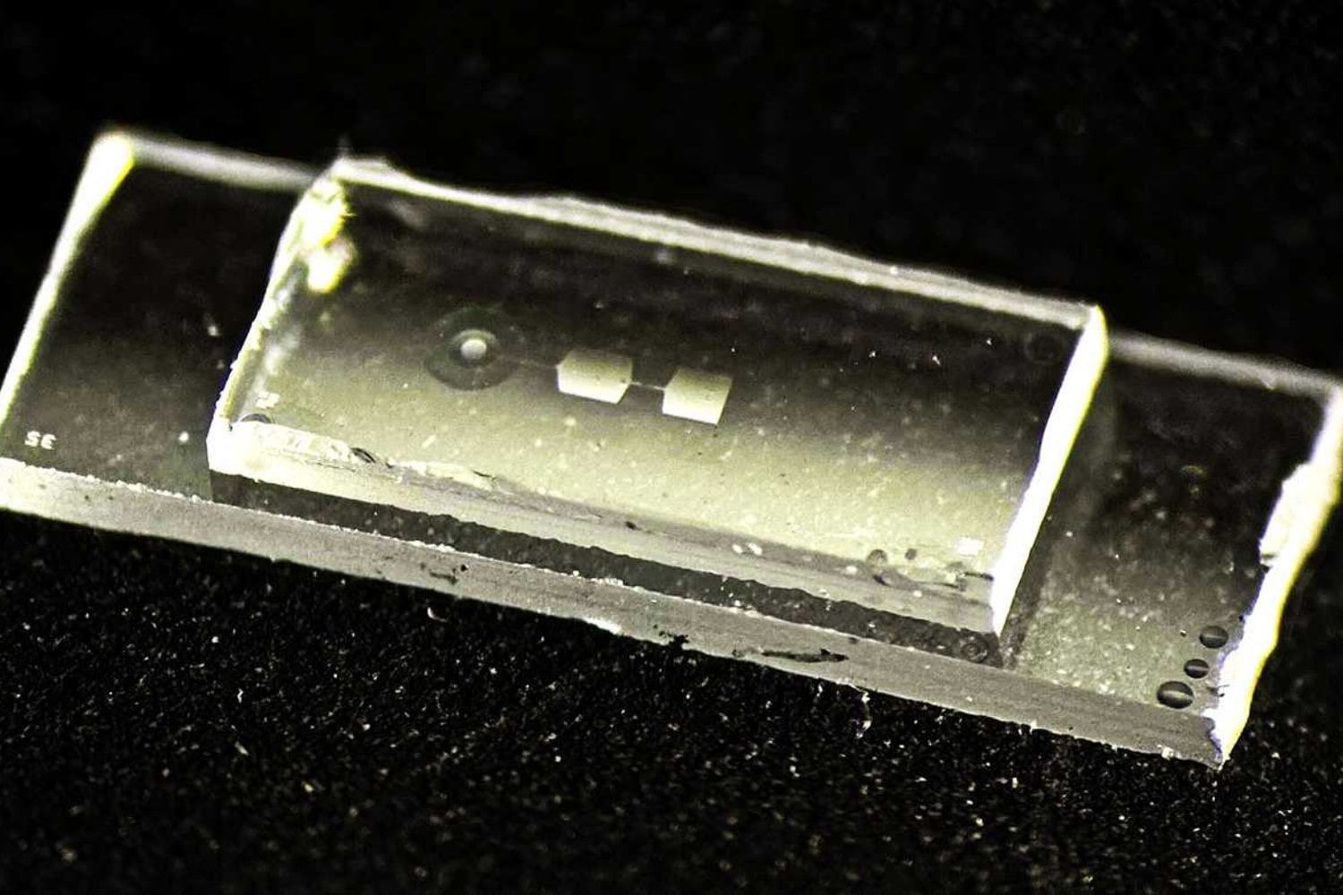 El futuro de la computación cuántica podría caber en un chip de solo 7,5 milímetros. En lugar de recurrir a memorias electromagnéticas, almacena sus datos mediante vibraciones microscópicas