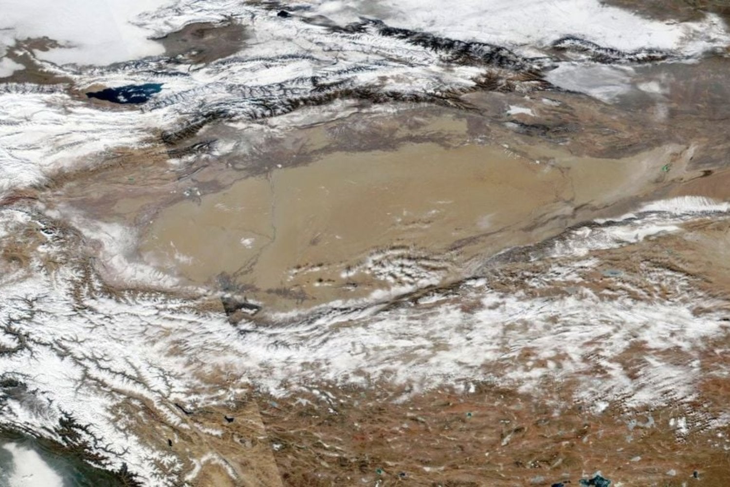 El “Techo del Mundo” parece una inmensa masa de roca, pero sus dos mitades cuentan historias diferentes. Bajo el oeste del Tíbet se esconde el avance de la placa india