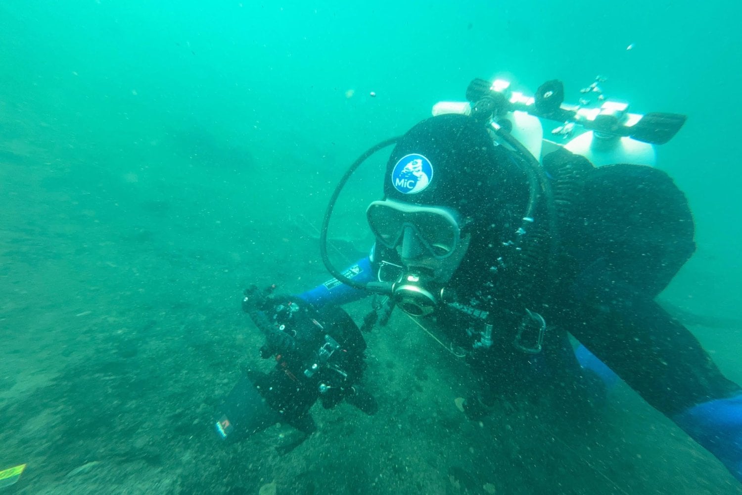 Un incendio destruyó una casa hace 3.000 años y el lago terminó sellando sus restos bajo el agua. Entre las cenizas apareció el primer tejido hallado en seis décadas en el poblado sumergido de Bolsena