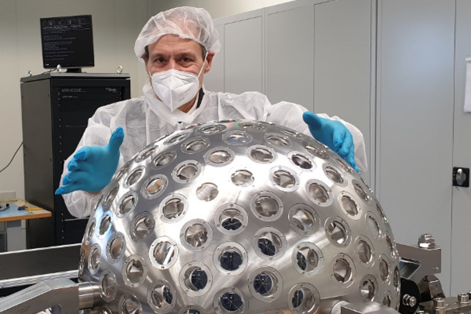 Una esfera metálica sin cámaras, motores ni electrónica acaba de medir cómo la Tierra retuerce el espacio-tiempo. El experimento confirma a Einstein con una precisión nunca alcanzada cerca de nuestro planeta