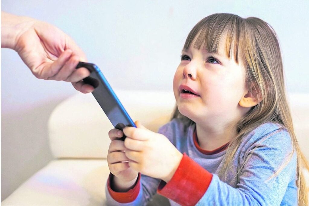 El celular dejó de ser una decisión individual y se convirtió en un pacto colectivo. Familias de Argentina y México se unen para que ningún niño quede solo sin pantalla