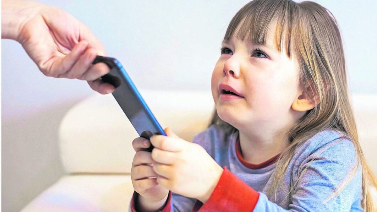 El celular dejó de ser una decisión individual y se convirtió en un pacto colectivo. Familias de Argentina y México se unen para que ningún niño quede solo sin pantalla