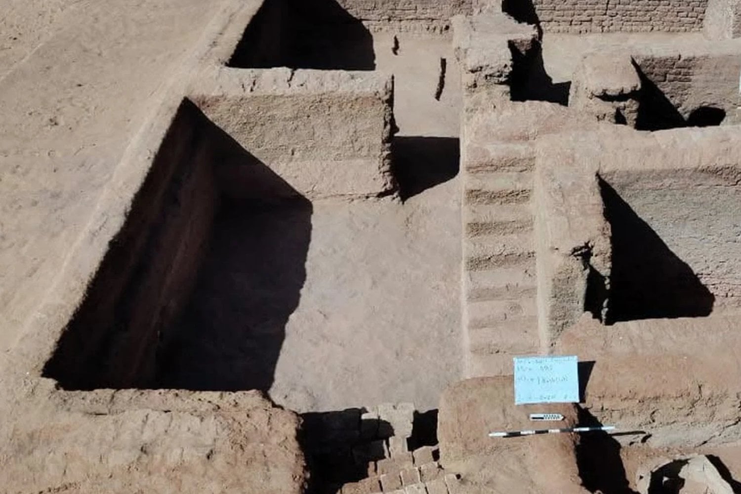 Egipto abre 18 tumbas de una ciudad portuaria perdida junto al Mediterráneo. Varias seguían selladas desde hace casi 2.000 años y ocultaban un sarcófago, esqueletos y 24 lenguas fabricadas en oro