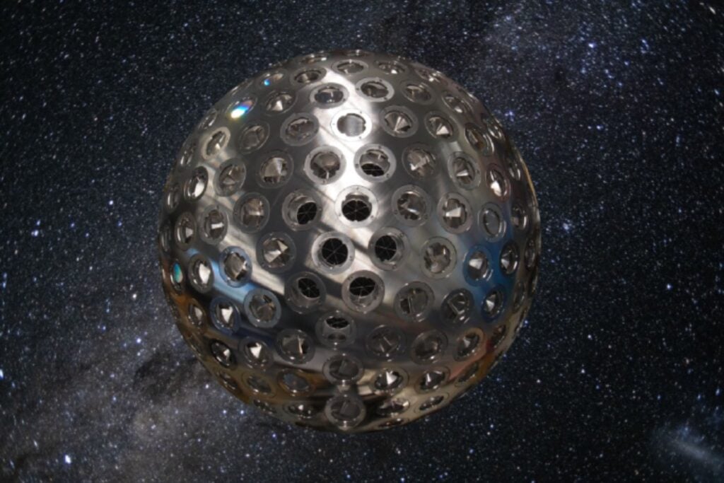 Una esfera metálica sin cámaras, motores ni electrónica acaba de medir cómo la Tierra retuerce el espacio-tiempo. El experimento confirma a Einstein con una precisión nunca alcanzada cerca de nuestro planeta