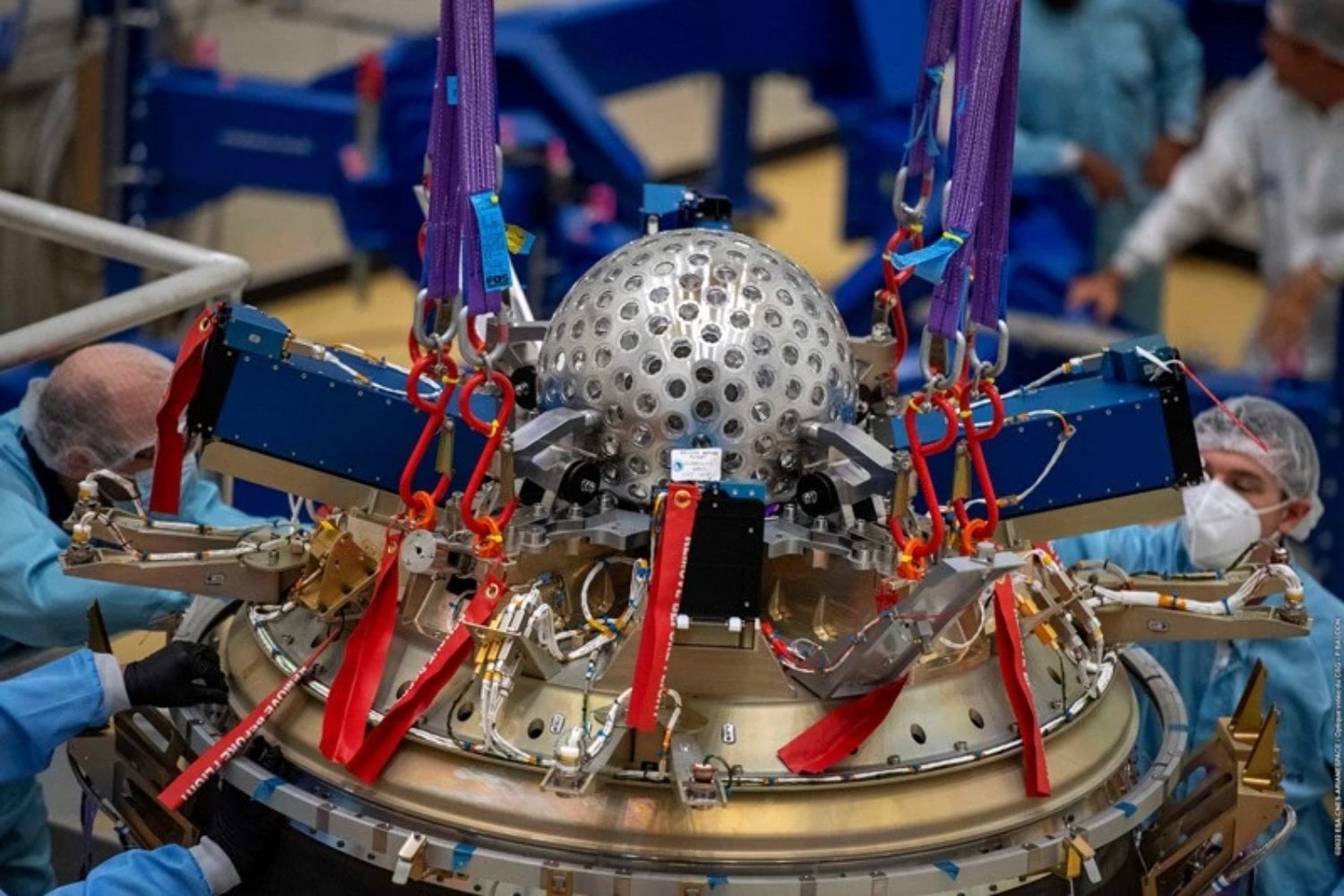 Una esfera metálica sin cámaras, motores ni electrónica acaba de medir cómo la Tierra retuerce el espacio-tiempo. El experimento confirma a Einstein con una precisión nunca alcanzada cerca de nuestro planeta