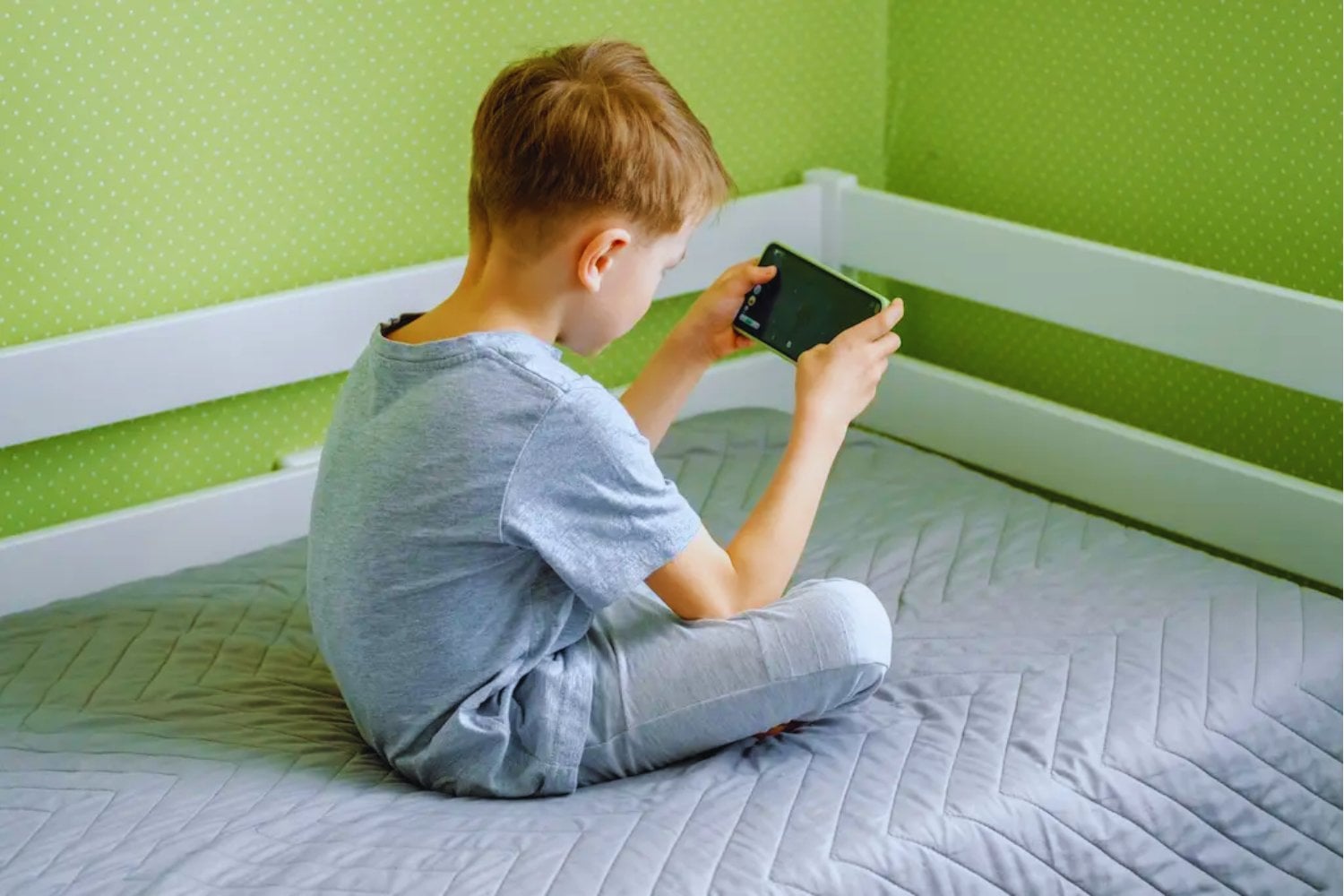 El celular dejó de ser una decisión individual y se convirtió en un pacto colectivo. Familias de Argentina y México se unen para que ningún niño quede solo sin pantalla
