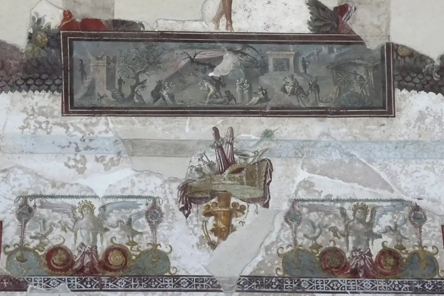 Pompeya convirtió mil fragmentos dispersos en un techo que puede seguir reconstruyéndose durante años. En el centro reapareció la boda divina de Dioniso y Ariadna