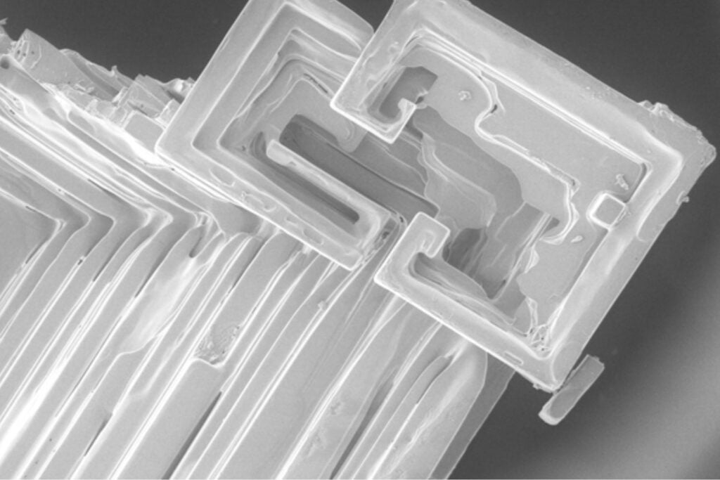 La NASA dejó crecer una sal corriente en un lugar donde la gravedad casi no manda y apareció una estructura que la Tierra apenas permite. El cristal podría enseñar a fabricar mejores materiales para los chips del futuro