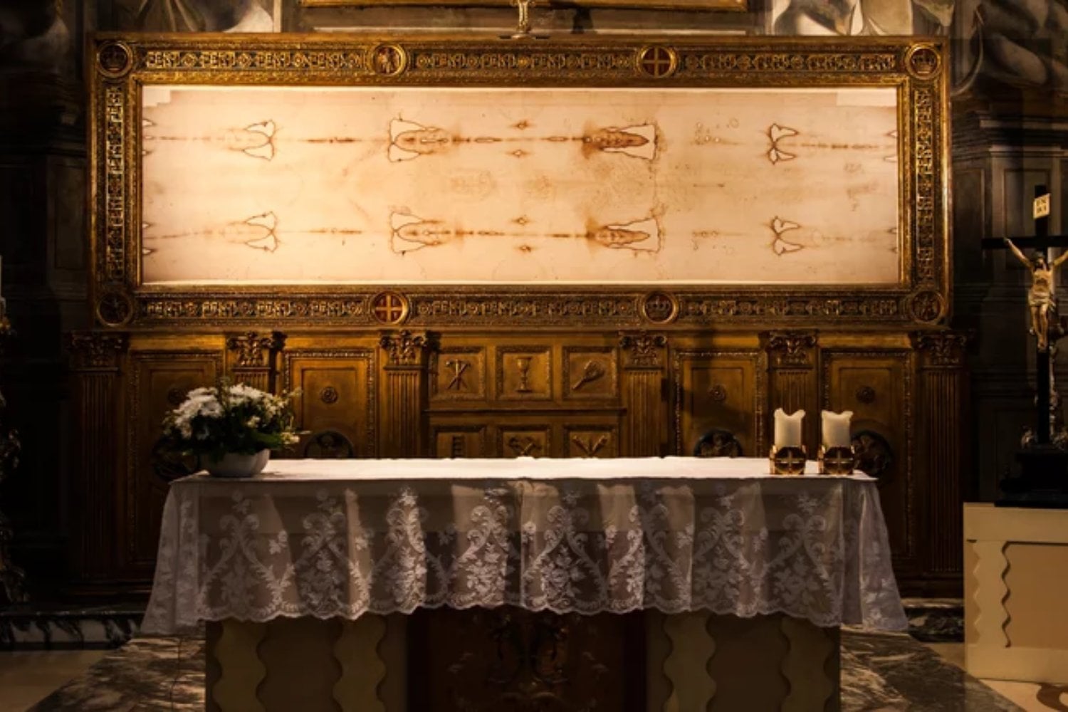 La Sábana Santa acaba de revelar el archivo biológico que acumuló durante siglos. El ADN no demuestra que envolviera a Jesús, pero sí delata manos humanas, microbios, cultivos modernos y antiguas reparaciones